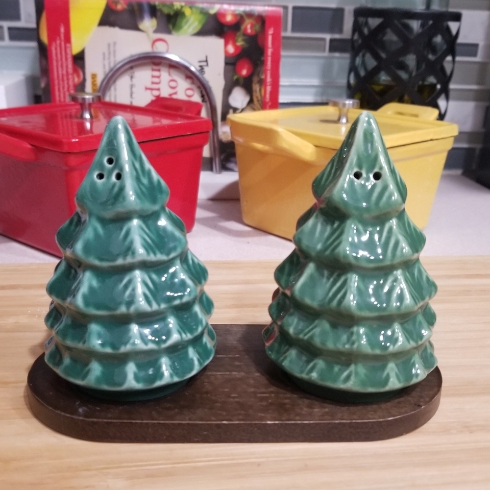 Bee &‎ Willow Home Ceramic Christmas Tree Salt and Pepper Shakers Wood Tray 3pc